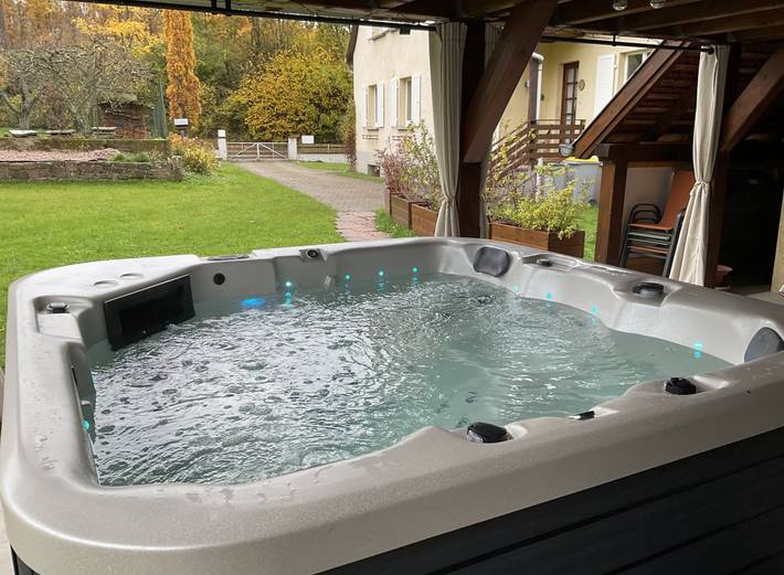 Gîte pour 4 personnes, avec terrasse ainsi que jacuzzi et jardin