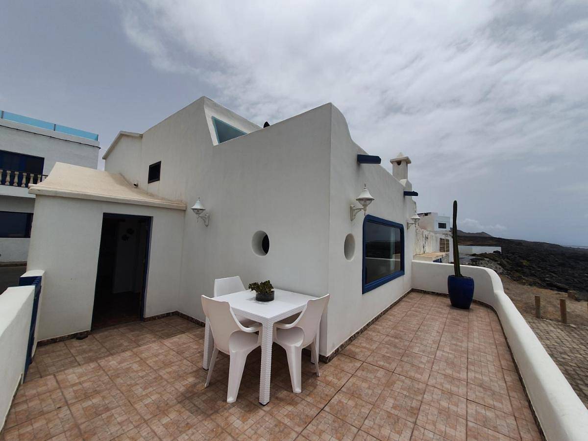 Lanzarote Casa azul in La Santa, Tinajo