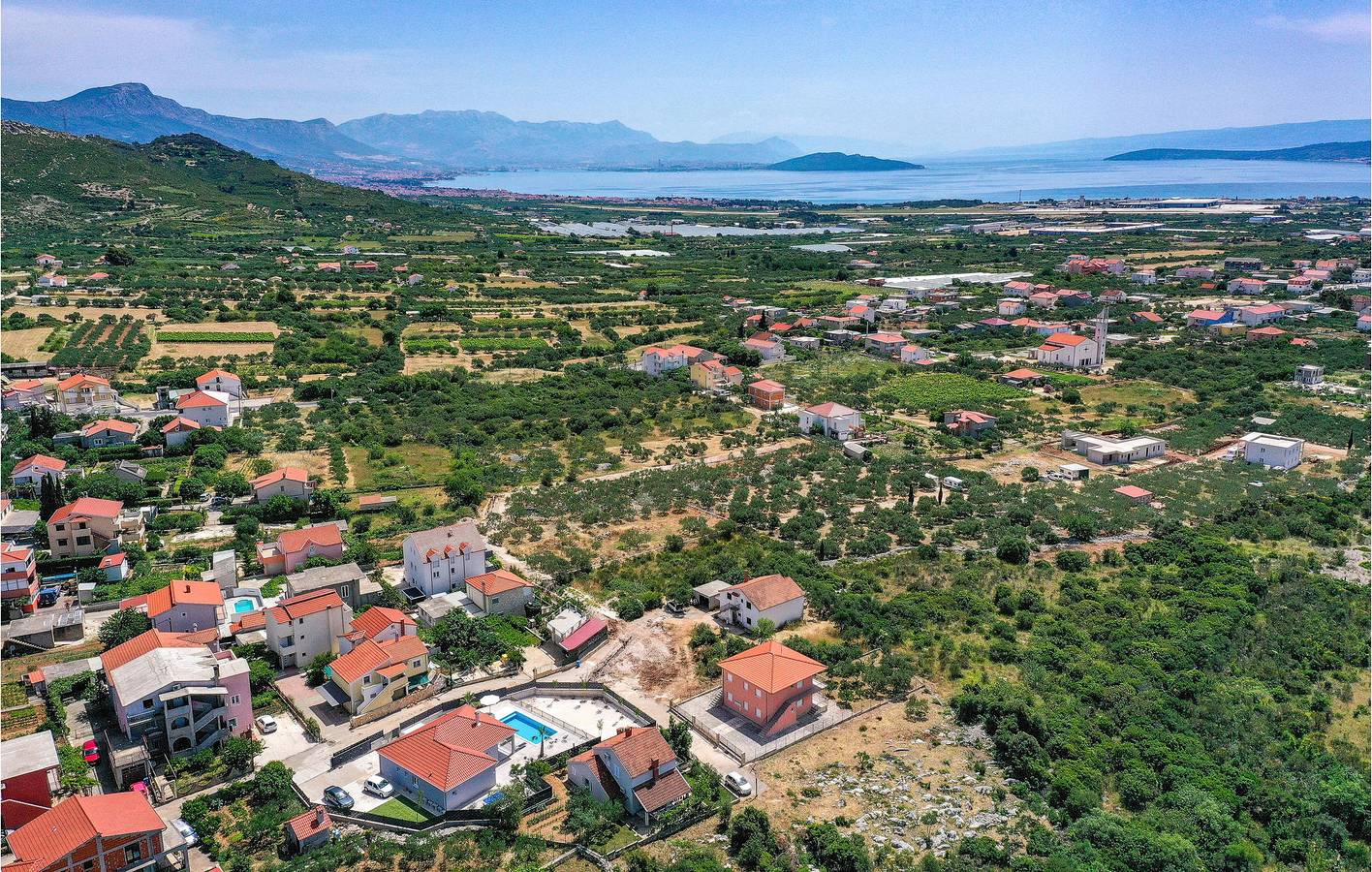 Moderne 2-Zimmer-Wohnung mit Pool und Terrasse, WLAN und Klimaanlage in Plano (Kroatische Adria), Split-Dalmatien