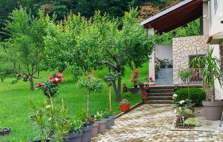 Ganze Ferienwohnung, Gemütliche 100 m² große Wohnung mit WLAN, Terrasse, Küche und Parkplatz in Gračac, Zadar