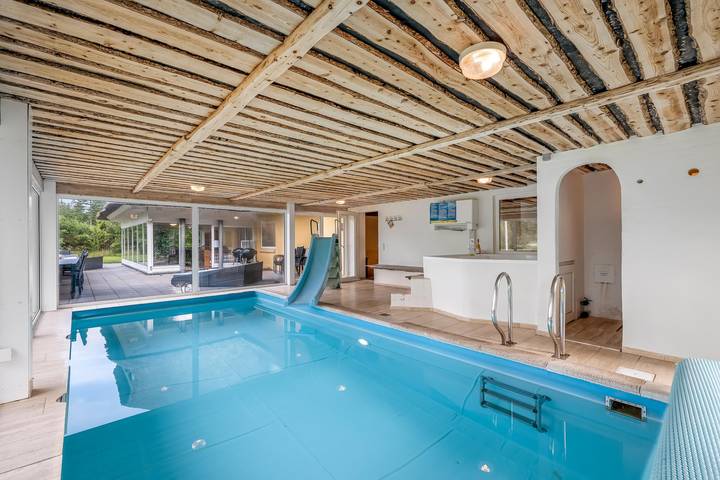 24 person pool house with activity room and 8 bedrooms. in Viborg