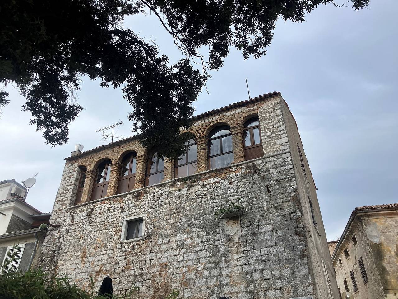 Ganze Wohnung, Historic Venetian Style Apartment with Seaview in Poreč City Center and Beachfront in Poreč, Porec und Umgebung