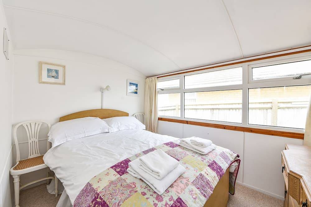 Seasidings, Pagham - sleeps 10 guests  in 5 bedrooms in Sussex Occidental