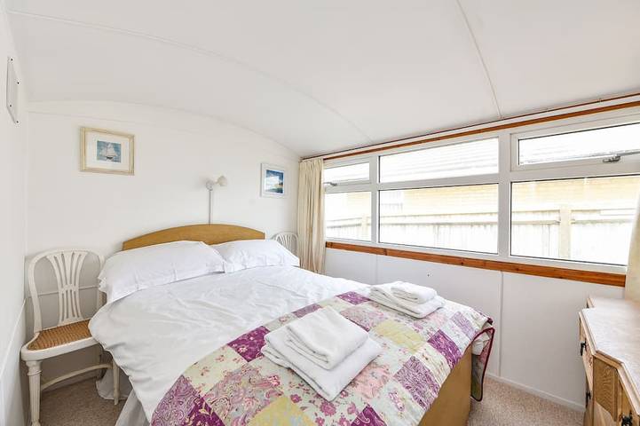 Seasidings, Pagham - sleeps 10 guests  in 5 bedrooms in West Sussex