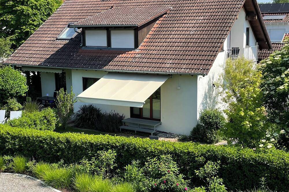 Ganze Wohnung, 2-Zimmer-Dachgeschosswohnung mit Seeblick nur 150 Meter vom Bodensee entfernt in Radolfzell, Radolfzell am Bodensee