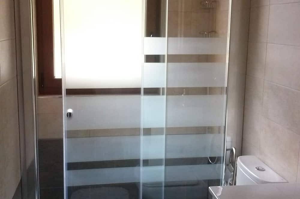 Schöne Aussicht auf die grüne Natur von innen Asturiana in Valdés, Costa Verde (Spanien)