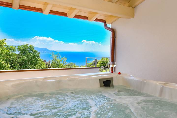 Villa per 6 persone, con Balcone e Giardino nonché Piscina e Vista lago a Toscolano-Maderno