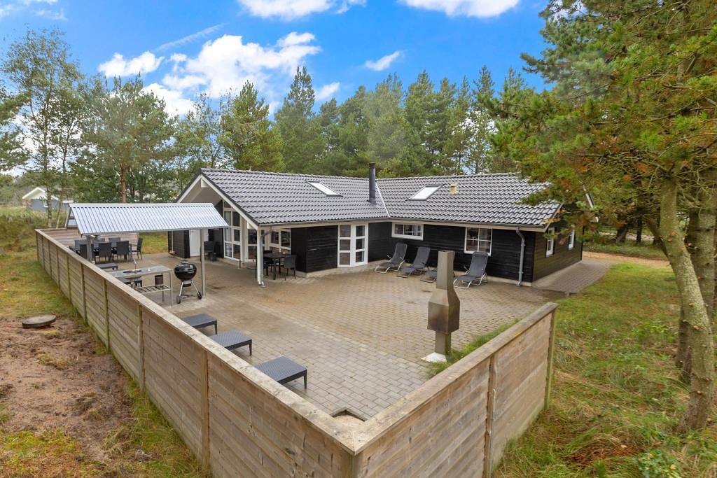 Cosy holiday home with a sauna, an indoor spa and a wood-burning stove on a natural plot in Blåvand in Ho, Varde Region