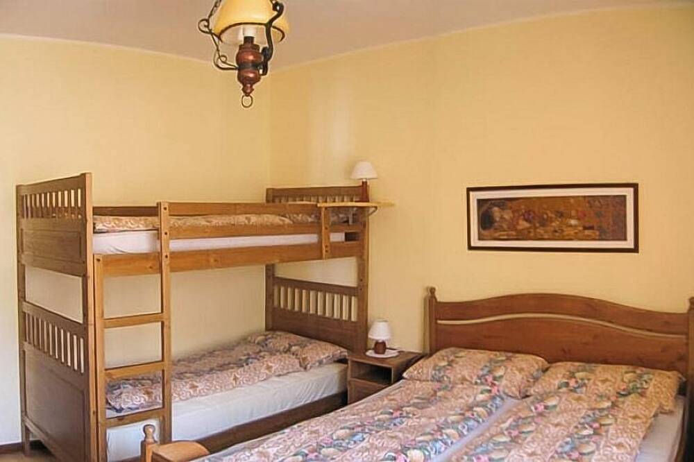 Entire apartment, Spacious 4-room apartment with private garden only about 100 m from the beach in Maccagno, Maccagno con Pino e Veddasca