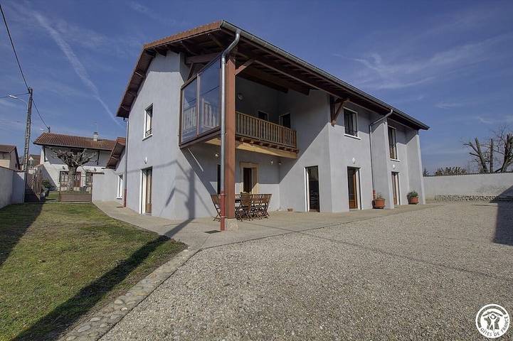 Location de vacances pour 6 personnes, avec jardin et balcon à Pérouges