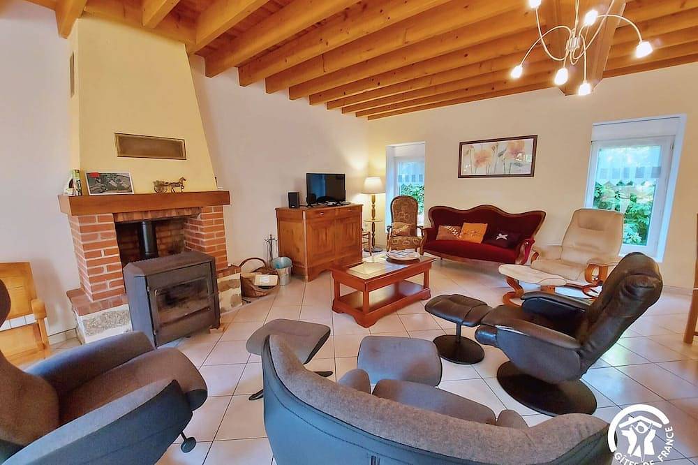 Gîte nature 8 pers avec pêche, piscine chauffée et étangs, idéal Pmr et familles in Saint-Thomas-de-Courceriers, Mayenne