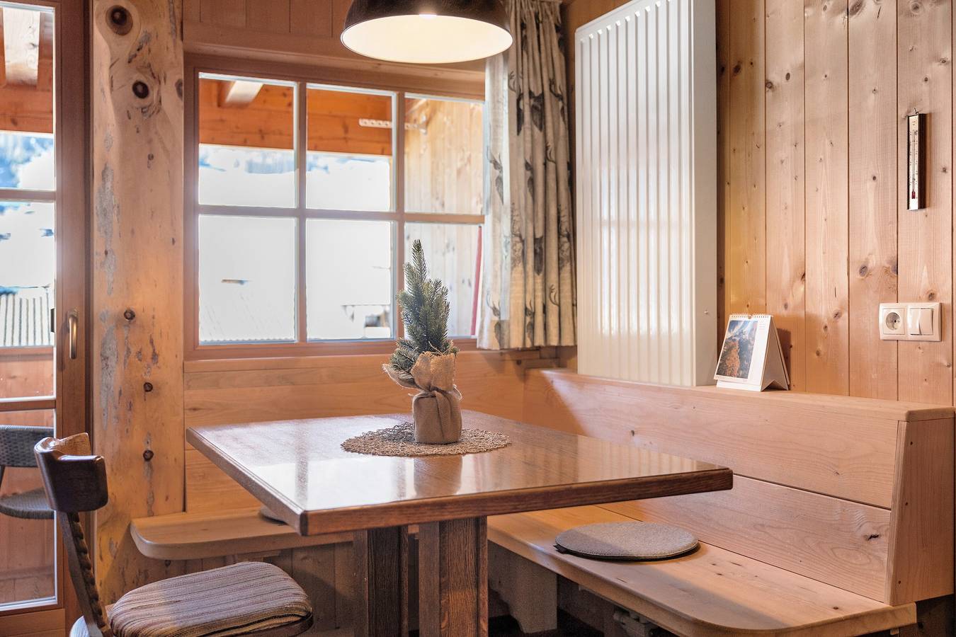 Entire studio, Studio Apartment 'Jelerhof Apt Zirm' with Mountain View, Shared Garden and Wi-Fi in Villgratener Berge, Gsies