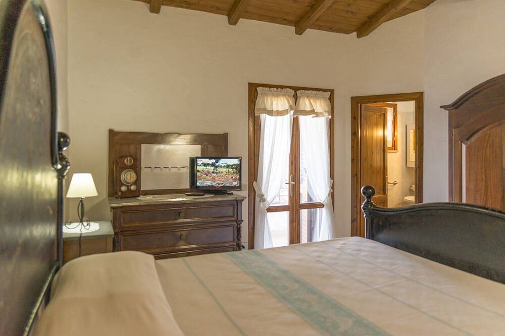 Villa with swimming pool, surrounded by flower gardens, near the sea. in Sorso, Sassari Provinz