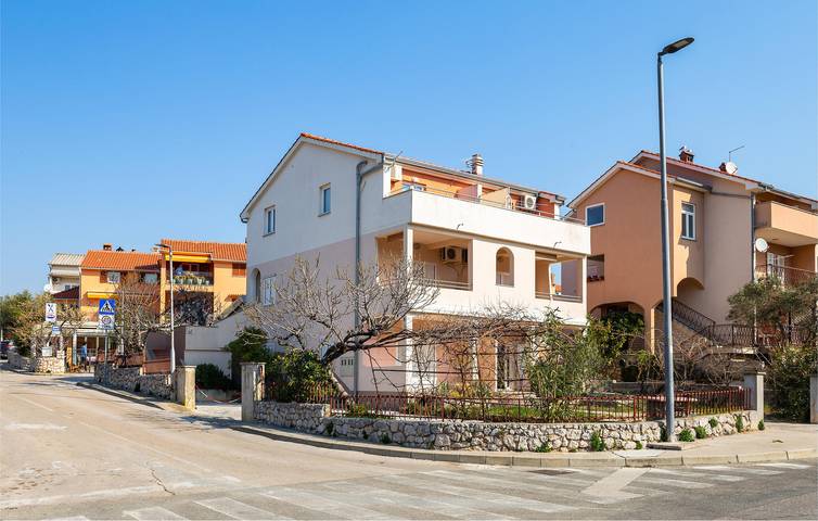 Ganze Ferienwohnung, Gemütliches Apartment mit Terrasse in der Nähe von Cres und einem Bistro, 200 m von der Küste entfernt in Cres Stadt, Cres