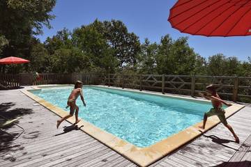 Location de vacances pour 4 personnes, avec piscine et jardin à Saint-Julien-de-Lampon