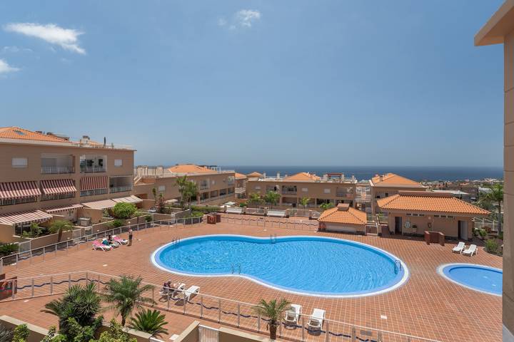 Ganze Wohnung, Ferienwohnung 'Brisas de Chasna' mit Meerblick, Gemeinschaftspool und WLAN in Adeje, Teneriffa Süd