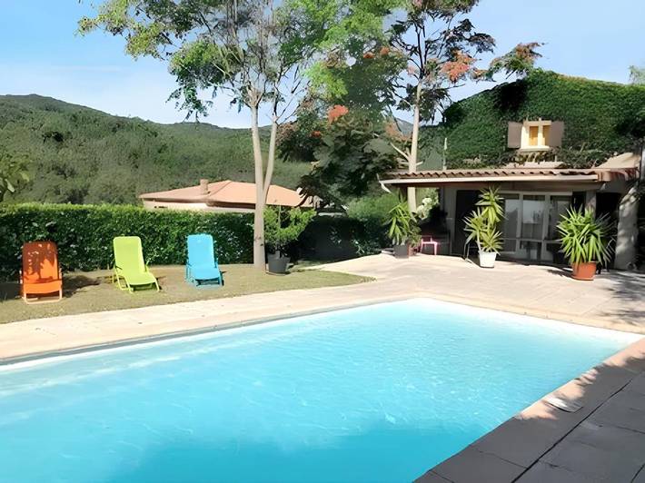 Location de vacances pour 10 personnes, avec terrasse ainsi que jardin et piscine à Rocher