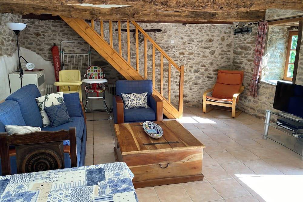 Complexe de vacance avec piscine, terrain de pétanque idéale famille Xl Au calme in Gomené, Région de Dinan
