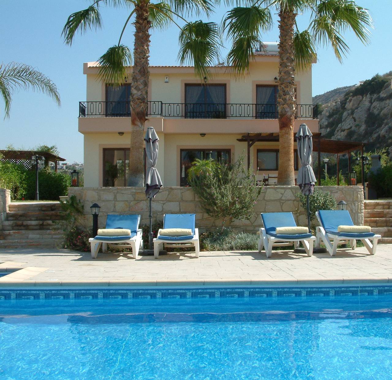 Villa mit drei Schlafzimmern, privatem Pool und angelegtem Garten in Strandnähe in Πισσούρι, Südzypern