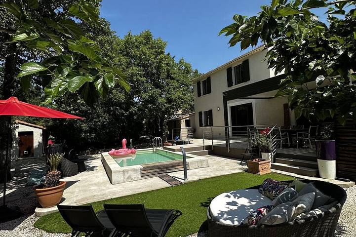 Location de vacances pour 4 personnes, avec Jacuzzi ainsi que Terrasse et Jardin à Forcalqueiret