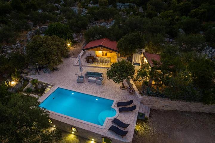 Ferienhaus für 6 Personen, mit Seeblick und Pool sowie Garten und Ausblick