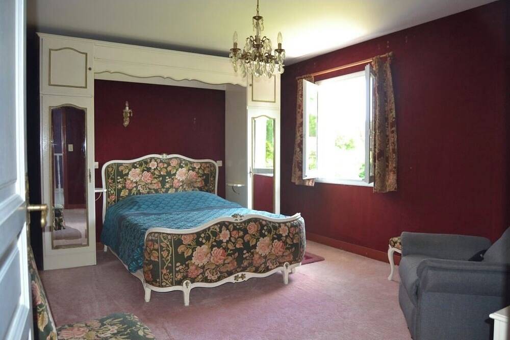 Grande Maison familiale, 5 mn a pied du lac, animaux de compagnie acceptés. in Peyrat-le-Château, Région de Limoges