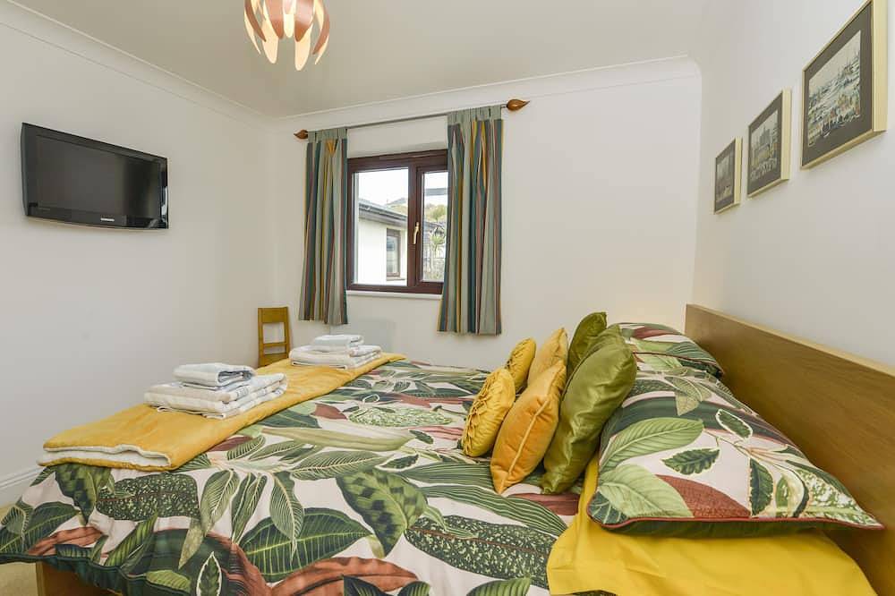 24 Burgh Island Causeway, pet friendly, with pool in Bigbury-On-Sea in Bigbury on Sea, South Devon