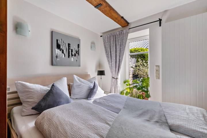Entire studio, Studio Apartment 'Alte Tischlerei Hemmingstedt' with Private Terrace, Shared Garden and Wi-Fi in Hemmingstedt, Heide and surroundings