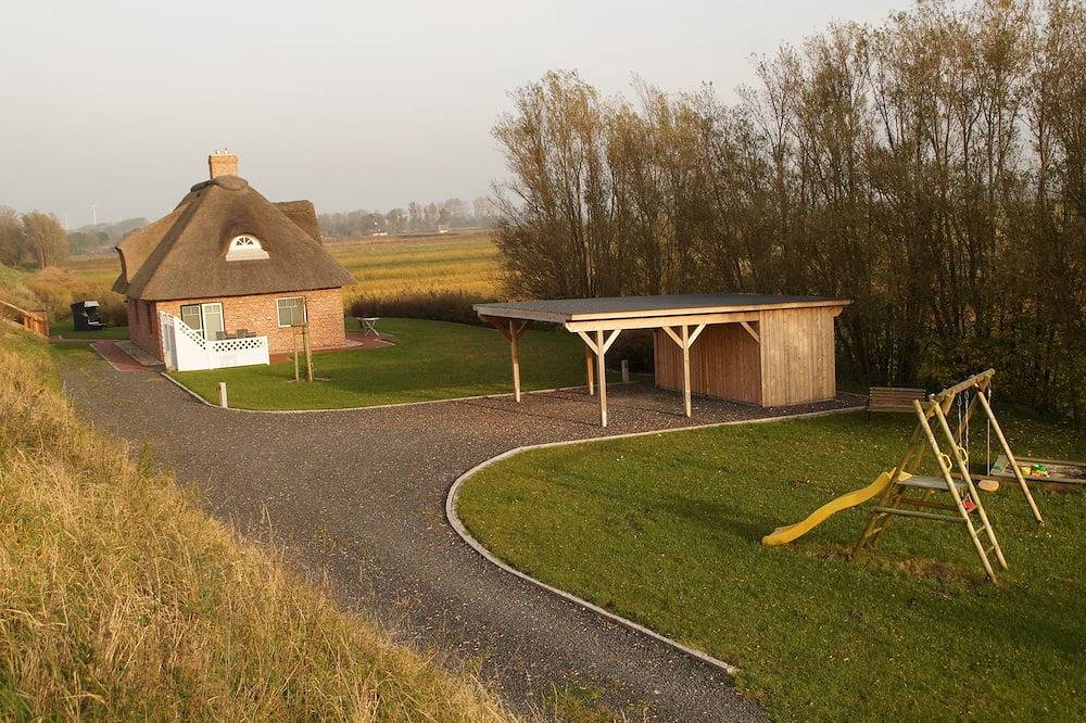 Modern eingerichtetes Ferienhaus mit Reetdach in ruhiger Lage. in Norderfriedrichskoog, Eiderstedt