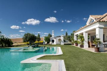 Chalet para 14 personas, con jacuzzi y sauna además de terraza y jardín en Serranía de Ronda