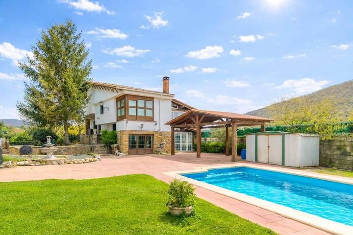 Casa rural para 14 personas, con Balcón y Terraza además de Jardín y Piscina en Navarra
