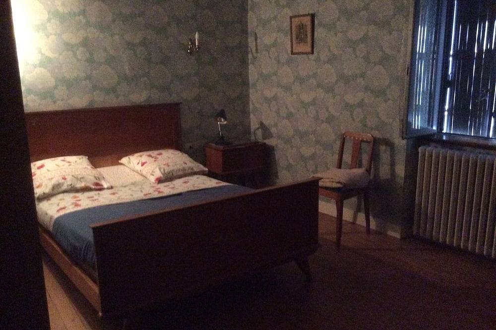 Maison familiale de quatre chambres au cœur d’un petit village  audois 8 km cité in Pezens, Région de Carcassonne