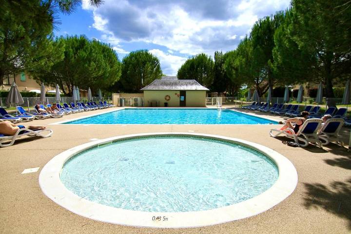 Gîte pour 5 personnes, avec Terrasse et Jardin ainsi que Bassin pour enfant et Piscine dans Grotte de Lascaux