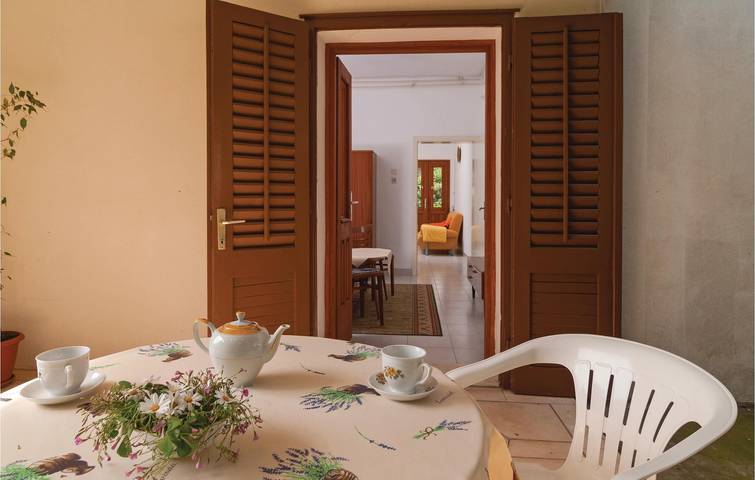 Appartement de vacances entier, Charmant appartement avec terrasse, Wi-Fi et accès à la plage à 2 km in Supetar, Brac