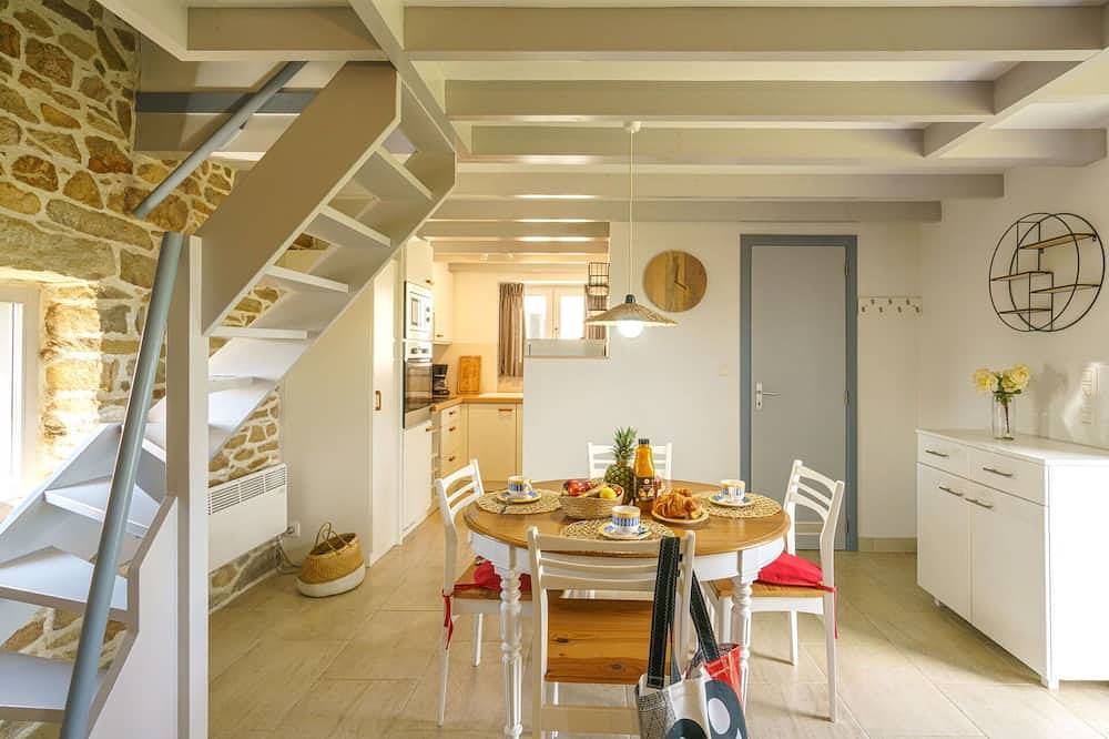 Wunderbares alleinstehendes Ferienhaus mit Tv, Terrasse, Haustiere erlaubt und Parkplatz in Pointe du Raz, Plogoff