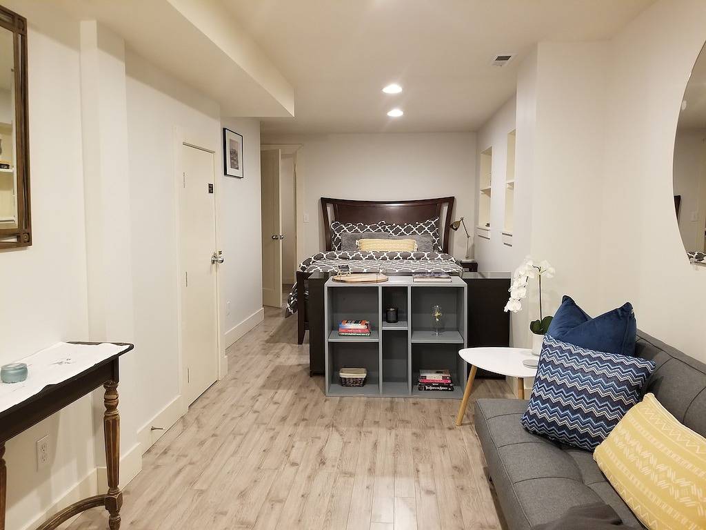 1Bd/1Bth w/kitchenette, 1 mile to Space Needle, 75 walk score, free parking in Seattle, King County