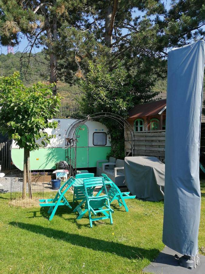 Location de vacances pour 3 personnes, avec terrasse ainsi que jardin et piscine à Yvoir - 2