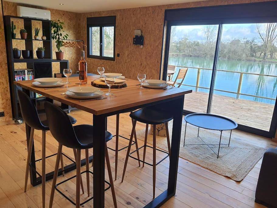 Appartement entier, Chalet les pieds dans l'eau la campagne à la ville in Saint-Doulchard, Région de Bourges