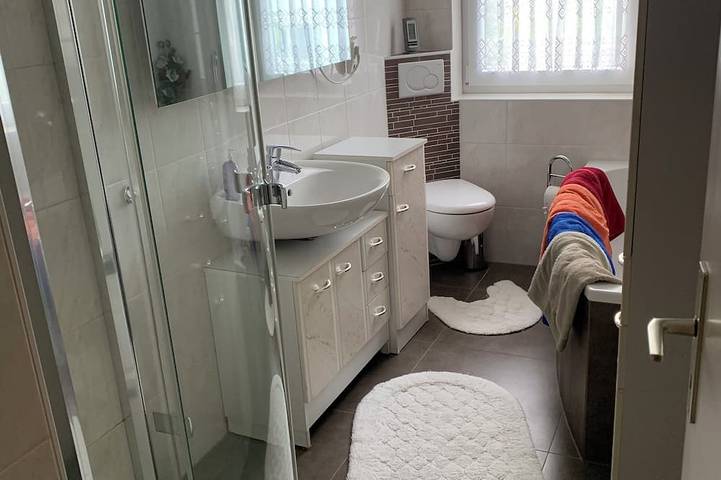 Ganze Wohnung, Wohnung 100m2 mit Treppenlift 1Stock- Blick aufn Herkules in Vellmar für 4 Gäste in Vellmar, Hessisches Bergland