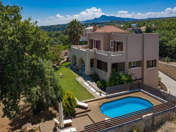 Ferienhaus für 8 Personen, mit Balkon und Garten sowie Pool, kinderfreundlich