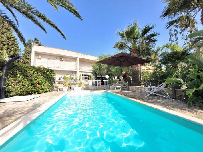 Location de vacances pour 10 personnes, avec piscine ainsi que jardin et vue à Reggio de Calabre - 2