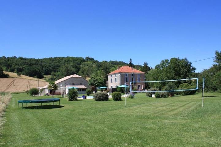 Location de vacances pour 4 personnes, avec vue ainsi que piscine et jardin, adapté aux familles à Roquecor - 3