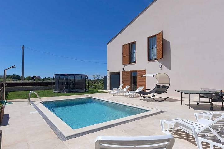 Ferienwohnung für 3 Personen, mit Balkon und Garten sowie Pool in Mareda