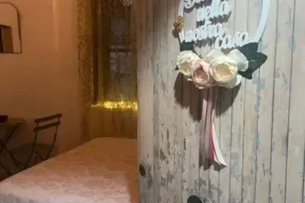 Entire apartment, Guest House 'La Colonnina' with Shared Garden, Wi-Fi and Air Conditioning in Minturno, Latina Province