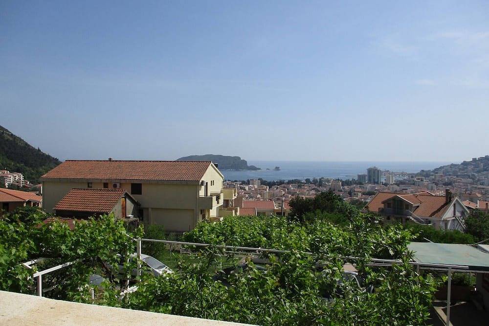 Entire apartment, Charming 3-Bed Apartment in Budva with Garden and Ocean Views in Budva, Opština Budva