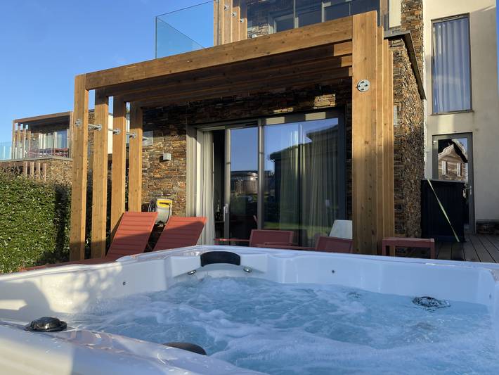 Villa with pool for 4 people, with Balcony and Hot tub as well as Garden and Pool in England