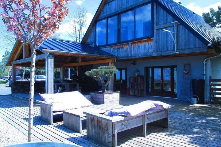 Gîte pour 23 personnes, avec Balcon et Jacuzzi ainsi que Terrasse et Jardin à Saint-Victor-la-Rivière