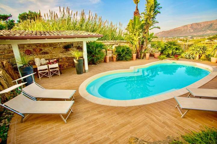 Villa per 6 persone, con panorama e giardino nonché piscina in Trappeto