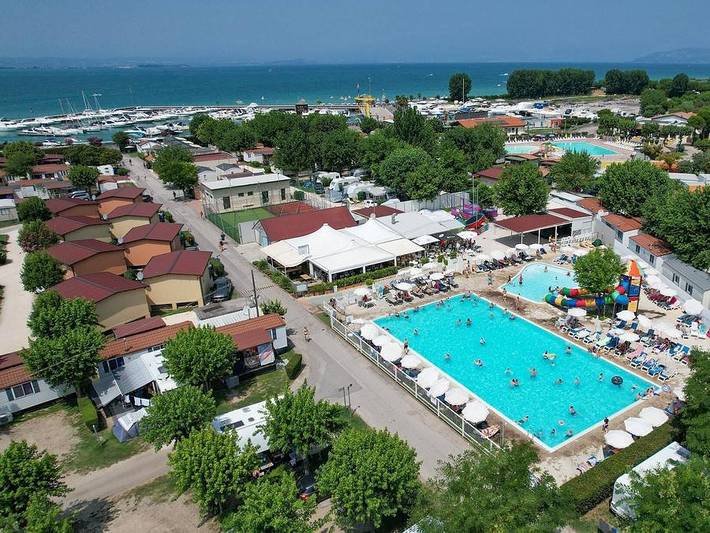 Location de vacances pour 4 personnes, avec Terrasse ainsi que Bassin pour enfant et Piscine à Peschiera del Garda