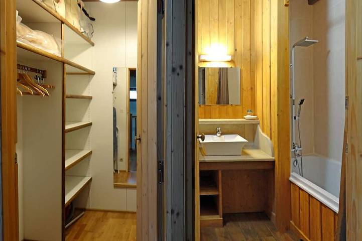 The Huchier lodge was designed with the necessary comfort for 2-4 people. in Nuits, Avallon region